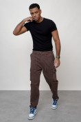 Оптом Джинсы карго мужские с накладными карманами коричневого цвета 2418K в Волгоградке, фото 6
