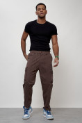 Оптом Джинсы карго мужские с накладными карманами коричневого цвета 2418K в Омске, фото 7