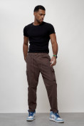 Оптом Джинсы карго мужские с накладными карманами коричневого цвета 2418K в Уфе, фото 8