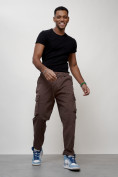 Оптом Джинсы карго мужские с накладными карманами коричневого цвета 2418K, фото 9
