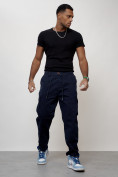 Оптом Джинсы карго мужские с накладными карманами темно-синего цвета 2418TS в Сочи, фото 2