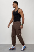 Оптом Джинсы карго мужские с накладными карманами коричневого цвета 2419K в Уфе, фото 2