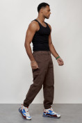 Оптом Джинсы карго мужские с накладными карманами коричневого цвета 2419K в Волгоградке, фото 3