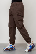 Оптом Джинсы карго мужские с накладными карманами коричневого цвета 2419K во Владивостоке, фото 6
