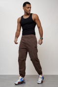 Оптом Джинсы карго мужские с накладными карманами коричневого цвета 2419K в Сочи, фото 9