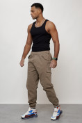Оптом Джинсы карго мужские с накладными карманами бежевого цвета 2420B в Саратове
