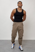 Оптом Джинсы карго мужские с накладными карманами бежевого цвета 2420B в Омске, фото 11