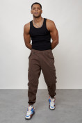 Оптом Джинсы карго мужские с накладными карманами коричневого цвета 2420K в Уфе