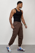 Оптом Джинсы карго мужские с накладными карманами коричневого цвета 2420K в Сочи, фото 10
