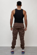 Оптом Джинсы карго мужские с накладными карманами коричневого цвета 2420K в Омске, фото 11