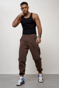 Оптом Джинсы карго мужские с накладными карманами коричневого цвета 2420K в Уфе, фото 2