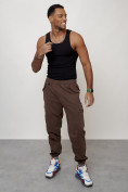 Оптом Джинсы карго мужские с накладными карманами коричневого цвета 2420K в Волгоградке, фото 3