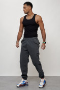 Оптом Джинсы карго мужские с накладными карманами темно-серого цвета 2420TC в Уфе, фото 2