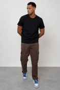 Оптом Джинсы карго мужские с накладными карманами коричневого цвета 2421K в Саратове, фото 11