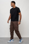 Оптом Джинсы карго мужские с накладными карманами коричневого цвета 2421K в Уфе, фото 2