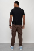 Оптом Джинсы карго мужские с накладными карманами коричневого цвета 2421K в Волгоградке, фото 4