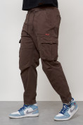 Оптом Джинсы карго мужские с накладными карманами коричневого цвета 2421K в Уфе, фото 6