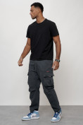 Оптом Джинсы карго мужские с накладными карманами темно-серого цвета 2421TC в Волгоградке, фото 9