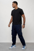 Оптом Джинсы карго мужские с накладными карманами темно-синего цвета 2421TS в Саратове, фото 2