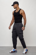 Оптом Джинсы карго мужские с накладными карманами темно-серого цвета 2422TC в Омске, фото 2