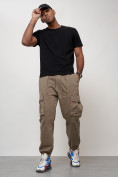 Оптом Джинсы карго мужские с накладными карманами бежевого цвета 2423B в Омске