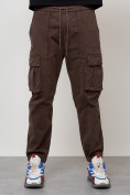 Оптом Джинсы карго мужские с накладными карманами коричневого цвета 2423K в Екатеринбурге