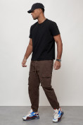 Оптом Джинсы карго мужские с накладными карманами коричневого цвета 2423K в Перми, фото 10