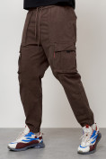 Оптом Джинсы карго мужские с накладными карманами коричневого цвета 2423K в Ульяновске, фото 2