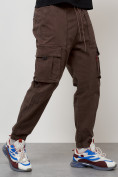 Оптом Джинсы карго мужские с накладными карманами коричневого цвета 2423K в Оренбурге, фото 3
