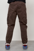 Оптом Джинсы карго мужские с накладными карманами коричневого цвета 2423K в Тюмени, фото 4