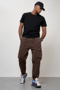 Оптом Джинсы карго мужские с накладными карманами коричневого цвета 2423K во Владивостоке, фото 5