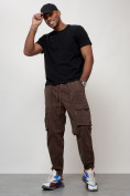 Оптом Джинсы карго мужские с накладными карманами коричневого цвета 2423K, фото 6