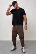 Оптом Джинсы карго мужские с накладными карманами коричневого цвета 2423K, фото 7