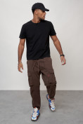 Оптом Джинсы карго мужские с накладными карманами коричневого цвета 2423K, фото 8