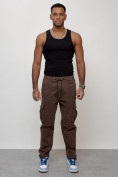 Оптом Джинсы карго мужские с накладными карманами коричневого цвета 2424K в Санкт-Петербурге