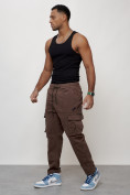 Оптом Джинсы карго мужские с накладными карманами коричневого цвета 2424K в Волгоградке, фото 2