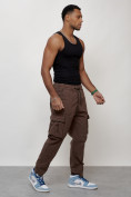 Оптом Джинсы карго мужские с накладными карманами коричневого цвета 2424K в Ярославле, фото 3