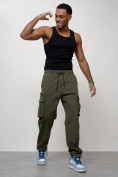 Оптом Джинсы карго мужские с накладными карманами цвета хаки 2424Kh в Уфе, фото 9