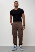 Оптом Джинсы карго мужские с накладными карманами коричневого цвета 2425K в Сочи