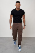 Оптом Джинсы карго мужские с накладными карманами коричневого цвета 2425K в Волгоградке, фото 11