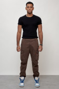 Оптом Джинсы карго мужские с накладными карманами коричневого цвета 2425K во Владивостоке, фото 2