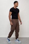 Оптом Джинсы карго мужские с накладными карманами коричневого цвета 2425K во Владивостоке, фото 4