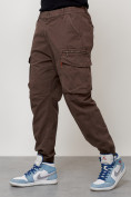 Оптом Джинсы карго мужские с накладными карманами коричневого цвета 2425K во Владивостоке, фото 7