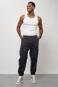Оптом Джинсы карго мужские с накладными карманами темно-серого цвета 2425TC в Сочи, фото 2