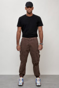 Оптом Джинсы карго мужские с накладными карманами коричневого цвета 2426K в Тольятти