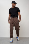 Оптом Джинсы карго мужские с накладными карманами коричневого цвета 2426K в Омске, фото 10