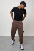 Оптом Джинсы карго мужские с накладными карманами коричневого цвета 2426K в Ульяновске, фото 12