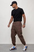 Оптом Джинсы карго мужские с накладными карманами коричневого цвета 2426K в Оренбурге, фото 2