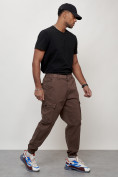 Оптом Джинсы карго мужские с накладными карманами коричневого цвета 2426K в Иркутске, фото 3