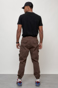 Оптом Джинсы карго мужские с накладными карманами коричневого цвета 2426K в Ижевск, фото 4